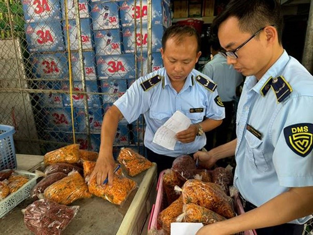 Lực lượng chức năng kiểm tra tại hộ kinh doanh. 2-3258.jpg
