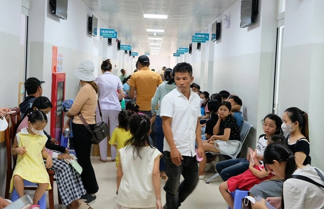 Nhờ chủ động điều tiết và tăng bác sỹ khám nên chưa xảy ra quá tải tại Bệnh viện Phụ sản- Nhi Đà Nẵng/Ảnh VOV 1.jpg