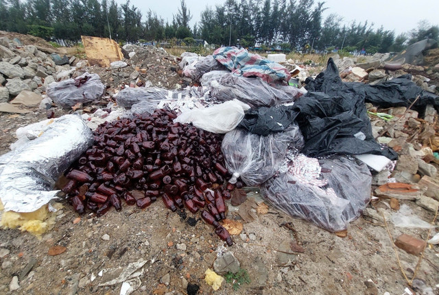 Vỏ chai thuỷ tinh cùng thuốc bị vứt bỏ bên đường ở Đà Nẵng - Ảnh Vietnamnet 2-9031.jpg