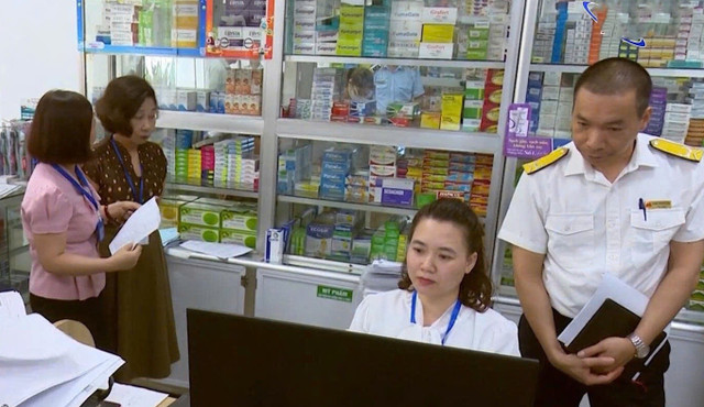 Đoàn kiểm tra liên ngành kiểm tra tại nhà thuốc Hiệp Thúy, phường Hương Sơn, TP Thái Nguyên/Ảnh thainguyen.org.vn 1-4810.jpg