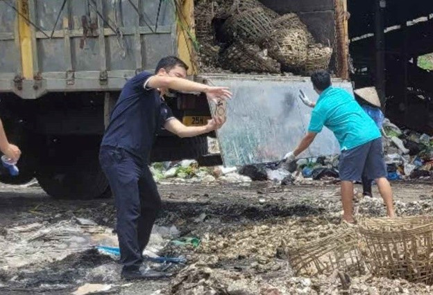 Tiến hành tiêu hủy số hàu không rõ nguồn gốc. Ảnh: Chi cục QLTT tỉnh Quảng Ninh 1-5661.jpg