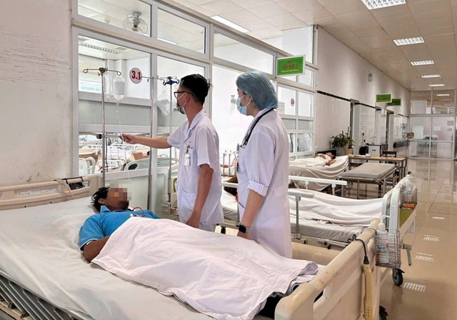 Một bệnh nhân nghi ngộ độc nấm đang được điều trị tại Bệnh viện Đa khoa vùng Tây Nguyên. (Ảnh baovephapluat/vn) 1-5417.jpg