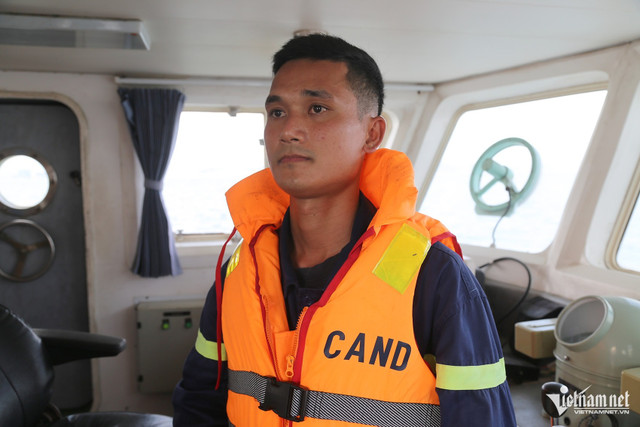 Thượng úy Đỗ Nhân Tuấn cùng đồng đội cứu cháu bé 10 tuổi trong vụ lật tàu Vịnh Xanh 58. Ảnh: Phạm Công 2.jpg