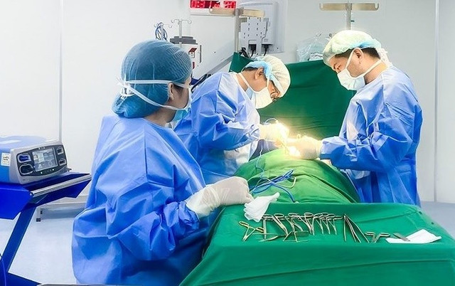 Bác sĩ phẫu thuật nạo hạch cổ cho bệnh nhân/Ảnh tamanhhospital.vn 2.jpg