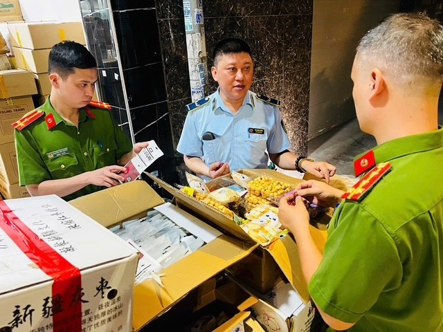 Lực lượng liên ngành kiểm đếm số hàng bị thu giữ/Ảnh CATP Lực lượng liên ngành kiểm đếm số hàng bị thu giữ/Ảnh CATP