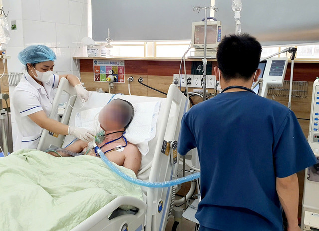 Bệnh nhân cấp cứu sau khi súc miệng và ngậm cồn giả để chữa đau răng. Ảnh: BVCC 1-4659.jpg