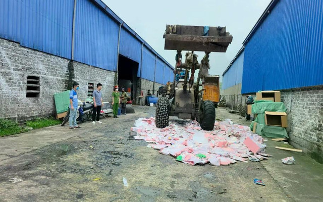 Tiêu hủy hàng hóa vi phạm (Ảnh Công an Quảng Ninh). Tiêu hủy hàng hóa vi phạm (Ảnh Công an Quảng Ninh).