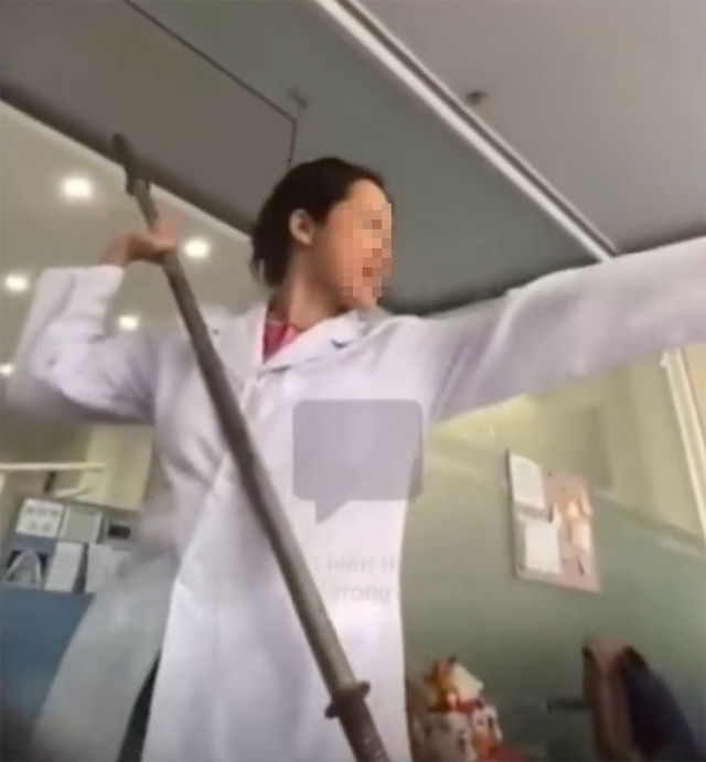 Bà Chinh là đại diện Công ty TNHH một thành viên Nha khoa Tuyết Chinh, cũng là người xuất hiện trong clip hành hung khách hàng. Ảnh: Cắt từ clip/Ảnh vietnamnet 1-9564.png