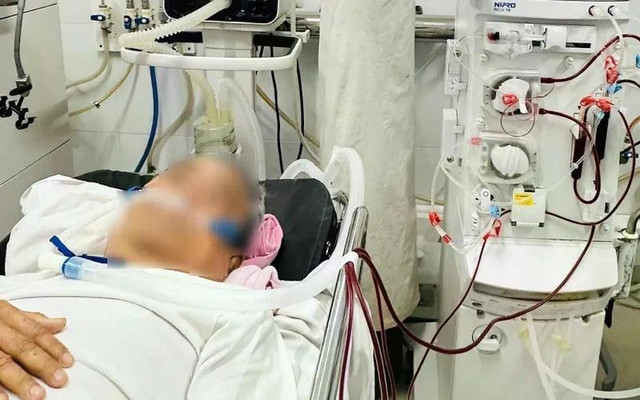 Bệnh nhân được lọc máu cấp cứu. Bệnh nhân được lọc máu cấp cứu.