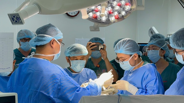 Ca đầu tiên đặt điện cực não sâu ghi điện não đồ (SEEG) điều trị thành công cho bệnh nhân mắc bệnh động kinh. Ảnh: BVCC Ca đầu tiên đặt điện cực não sâu ghi điện não đồ (SEEG) điều trị thành công cho bệnh nhân mắc bệnh động kinh. Ảnh: BVCC