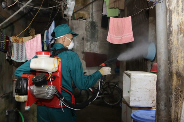 Phun thuốc muỗi phòng sốt xuất huyết ở Hà Nội. Phun thuốc muỗi phòng sốt xuất huyết ở Hà Nội.