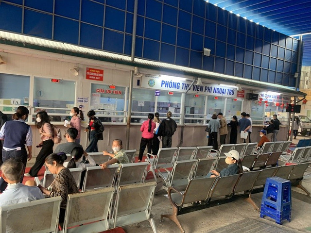 Bộ Y tế tiếp tục khuyến cáo người dân đeo khẩu trang nơi công cộng, tại cơ sở y tế; hạn chế tụ tập nơi đông người... để chủ động phòng bệnh Covid-19 - Ảnh: VGP/HM 111.jpg