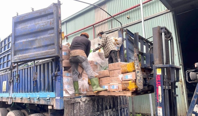 Số thực phẩm không rõ nguồn gốc được cơ quan chức năng mang đi tiêu hủy theo quy định. Ảnh: CAĐN. Số thực phẩm không rõ nguồn gốc được cơ quan chức năng mang đi tiêu hủy theo quy định. Ảnh: CAĐN.