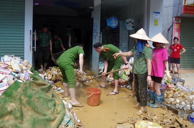 Các địa phương đang tập trung huy động tối đa lực lượng để dọn dẹp, xử lý môi trường. Ảnh: Báo CAND Các địa phương đang tập trung huy động tối đa lực lượng để dọn dẹp, xử lý môi trường. Ảnh: Báo CAND