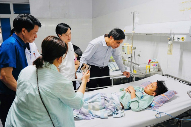 Cháu bé sống sót sau vụ đắm tàu đang điều trị tại Bệnh viện Bãi Cháy/Ảnh CAND Cháu bé sống sót sau vụ đắm tàu đang điều trị tại Bệnh viện Bãi Cháy/Ảnh CAND