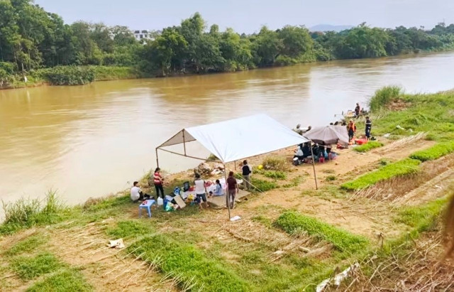 Cháu bé đã được tìm thấy tại khu vực đập Ba Đa/Ảnh congly.vn 1-1115.jpg