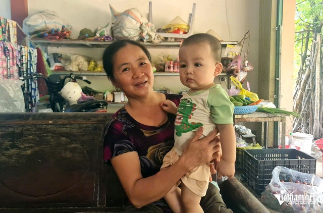 Bà Lê Thị Linh cho biết, tình trạng hôi thối trở lại sau khi Công ty Agri-Vina nhập lợn về nuôi. Ảnh: Lê Dương 1.jpg