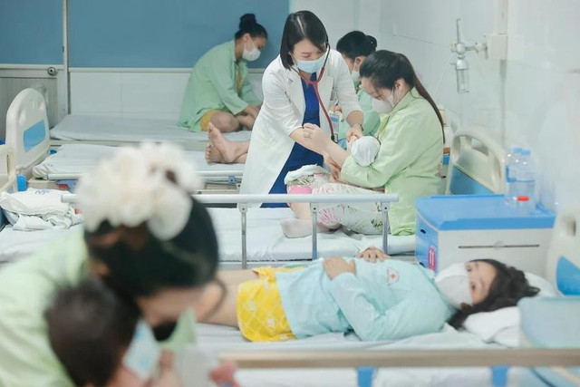 Bác sĩ khoa Nhi, Bệnh viện Thanh Nhàn điều trị cho bệnh nhi mắc Covid-19. (Ảnh: Minh Quyết/TTXVN) Bác sĩ khoa Nhi, Bệnh viện Thanh Nhàn điều trị cho bệnh nhi mắc Covid-19. (Ảnh: Minh Quyết/TTXVN)