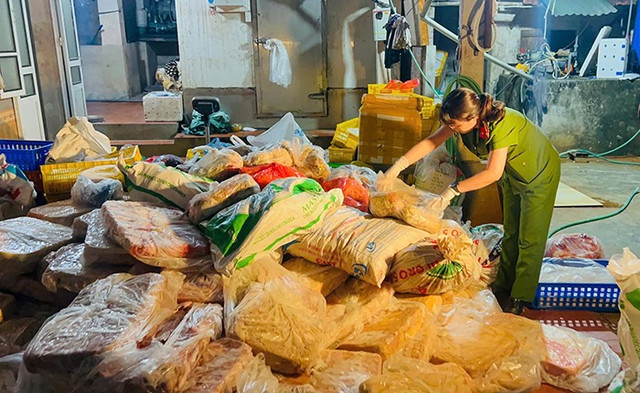 Hơn 10 tấn nội tạng trâu, bò bẩn tại một kho đông lạnh ở huyện Phú Xuyên bị lực lượng Cảnh sát Kinh tế, Công an TP Hà Nội phát hiện và thu giữ. Hơn 10 tấn nội tạng trâu, bò bẩn tại một kho đông lạnh ở huyện Phú Xuyên bị lực lượng Cảnh sát Kinh tế, Công an TP Hà Nội phát hiện và thu giữ.