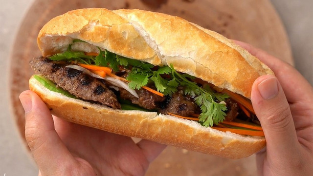 Nhiều người nghi ngộ độc thực phẩm sau khi ăn bánh mì. Ảnh minh hoạ Nhiều người nghi ngộ độc thực phẩm sau khi ăn bánh mì. Ảnh minh hoạ