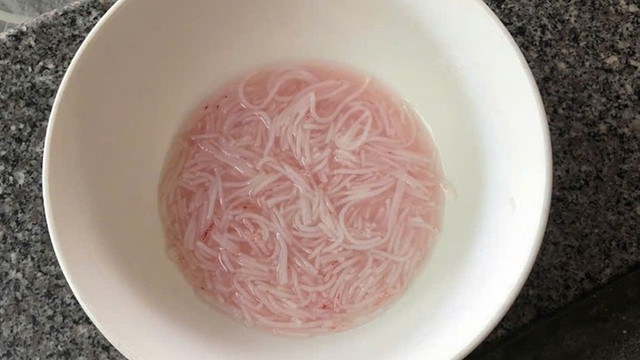 Phần bún ăn còn lại chuyển sang màu đỏ. (Ảnh người dân cung cấp) Phần bún ăn còn lại chuyển sang màu đỏ. (Ảnh người dân cung cấp)