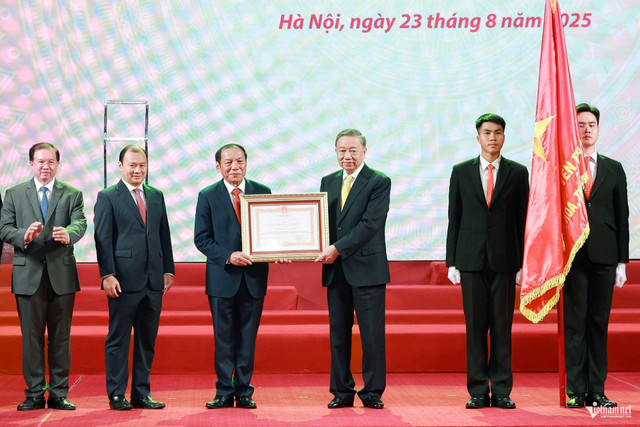 Tổng Bí thư Tô Lâm trao Huân chương Lao động hạng Nhất cho Bộ Văn hóa, Thể thao và Du lịch 3.jpg
