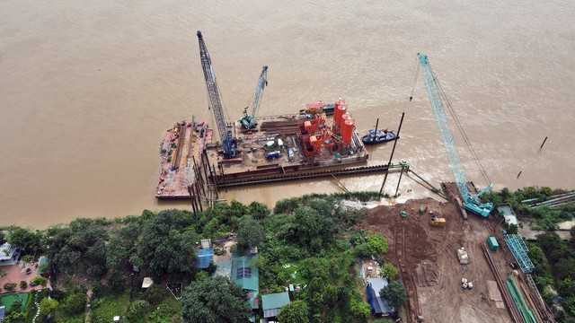 Ngày 19/5 vừa qua, UBND thành phố Hà Nội đã tổ chức lễ khởi công cầu Tứ Liên bắc qua sông Hồng, sông Đuống. Đây là cây cầu đặc biệt nối huyện Đông Anh và quận Tây Hồ với thiết kế 2 trụ đài dây văng xoắn. Ngày 19/5 vừa qua, UBND thành phố Hà Nội đã tổ chức lễ khởi công cầu Tứ Liên bắc qua sông Hồng, sông Đuống. Đây là cây cầu đặc biệt nối huyện Đông Anh và quận Tây Hồ với thiết kế 2 trụ đài dây văng xoắn.
