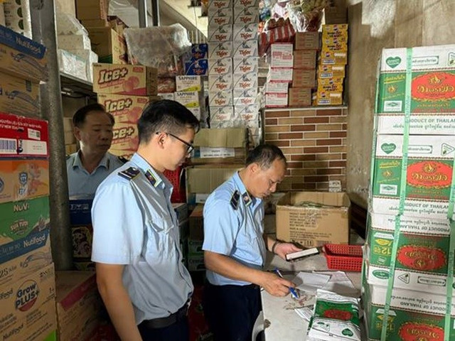 Phát hiện nhiều thực phẩm không rõ nguồn gốc tại cửa hàng kinh doanh Tính Liễu. 1-9262.jpg