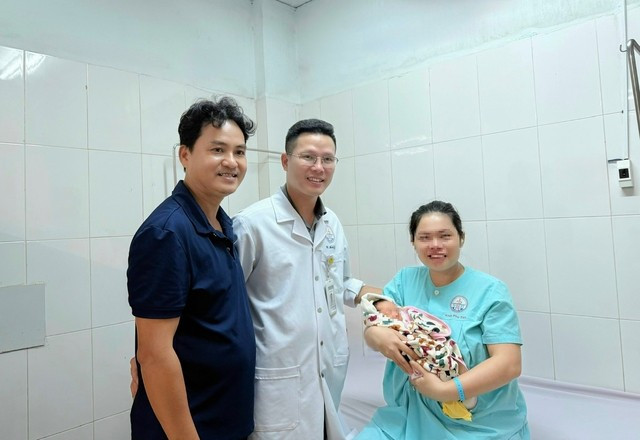 Hiện sức khỏe mẹ con chị M. ổn định và chuẩn bị được xuất viện. Hiện sức khỏe mẹ con chị M. ổn định và chuẩn bị được xuất viện.