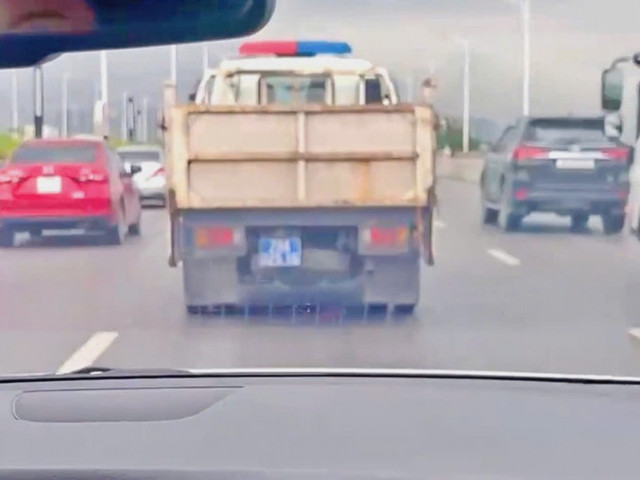 Tổ công tác của Đội CSGT số 5 dùng ô tô tuần tra mở đường cho xe chở người bị đột quỵ đến bệnh viện cấp cứu kịp thời/Ảnh CAND. Tổ công tác của Đội CSGT số 5 dùng ô tô tuần tra mở đường cho xe chở người bị đột quỵ đến bệnh viện cấp cứu kịp thời/Ảnh CAND.
