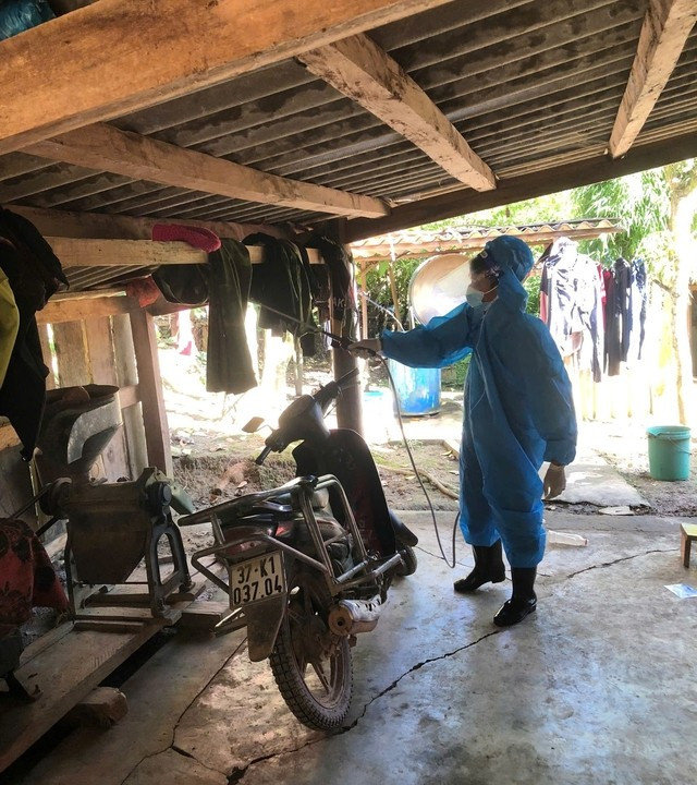 Ngay sau khi phát hiện ca bệnh, đơn vị đã khẩn trương triển khai các biện pháp phòng chống dịch trên diện rộng. Ảnh: K.Thảo. Ngay sau khi phát hiện ca bệnh, đơn vị đã khẩn trương triển khai các biện pháp phòng chống dịch trên diện rộng. Ảnh: K.Thảo.