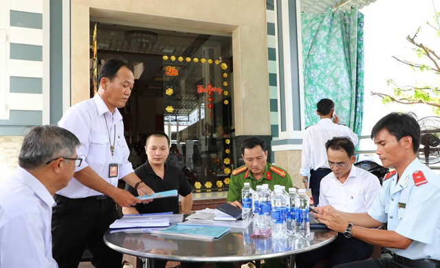 Đoàn làm việc với đại diện chủ cơ sở giết mổ. Ảnh: Trần Tuyên/Vietnamnet 1-7889.jpg