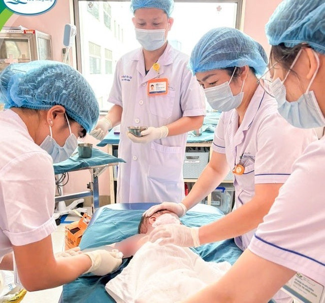 Các bác sĩ cấp cứu cho cháu bé/Ảnh Bệnh viện Nhi Trung ương. Các bác sĩ cấp cứu cho cháu bé/Ảnh Bệnh viện Nhi Trung ương.