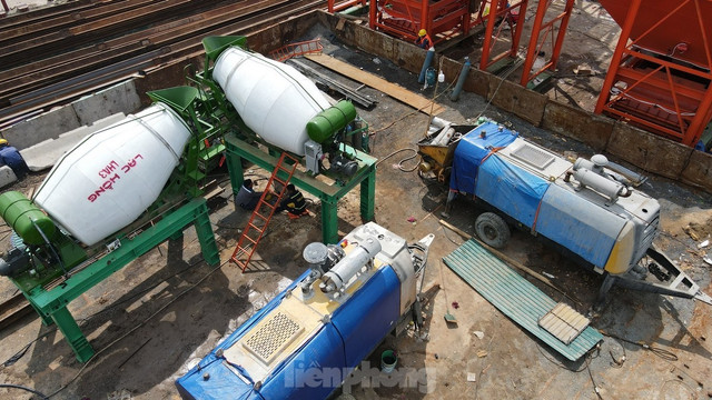 Tại khu vực của dự án chỉ nghe thấy tiếng máy móc khoan, ép cọc để chuẩn bị thi công trụ cầu ở hai phía bờ sông Hồng. Tại khu vực của dự án chỉ nghe thấy tiếng máy móc khoan, ép cọc để chuẩn bị thi công trụ cầu ở hai phía bờ sông Hồng.
