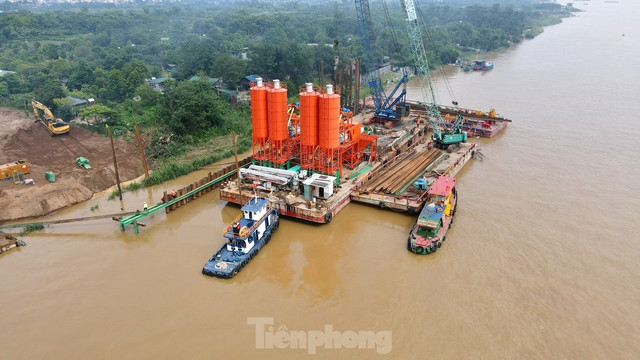 Các loại máy móc hiện đại như cần cẩu, máy xúc, máy khoan đang được sử dụng để thực hiện các công việc nặng nhọc và đòi hỏi độ chính xác cao. Những chiếc cần cẩu khổng lồ đang hoạt động hết công suất để đưa các khối thép lớn lên cao, trong khi máy xúc và máy khoan làm việc không ngừng nghỉ để chuẩn bị nền móng và xây dựng các trụ cầu. Các loại máy móc hiện đại như cần cẩu, máy xúc, máy khoan đang được sử dụng để thực hiện các công việc nặng nhọc và đòi hỏi độ chính xác cao. Những chiếc cần cẩu khổng lồ đang hoạt động hết công suất để đưa các khối thép lớn lên cao, trong khi máy xúc và máy khoan làm việc không ngừng nghỉ để chuẩn bị nền móng và xây dựng các trụ cầu.