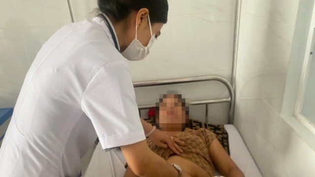 Các bệnh nhân bị rối loạn tiêu hóa, tiêu chảy sau khi ăn bánh mì tại cơ sở bán bánh mì của cô T. đang điều trị tại Trung tâm Y tế M'Đrắk. (Ảnh: MAI LÊ) Các bệnh nhân bị rối loạn tiêu hóa, tiêu chảy sau khi ăn bánh mì tại cơ sở bán bánh mì của cô T. đang điều trị tại Trung tâm Y tế M'Đrắk. (Ảnh:MAI LÊ)