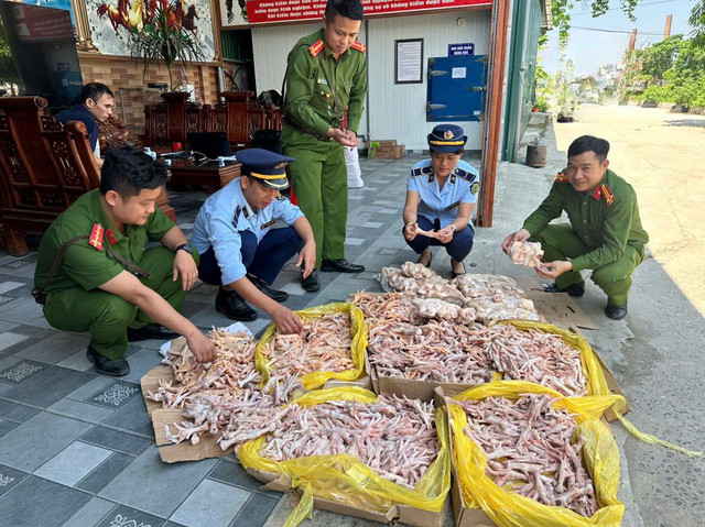 Hình ảnh kiểm tra tại cơ sở (Ảnh Chi cục QLTT tỉnh Nghệ An) 1-4876.jpg