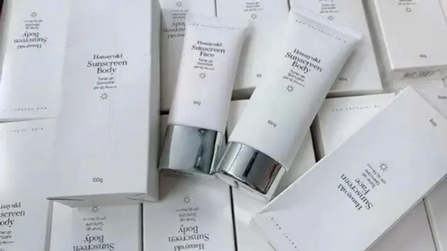 Lô sản phẩm kem chống nắng Hanayuki Sunscreen Body bị thu hồi. (Ảnh Đài PT&TH Hà Nội). Lô sản phẩm kem chống nắng Hanayuki Sunscreen Body bị thu hồi. (Ảnh Đài PT&TH Hà Nội).