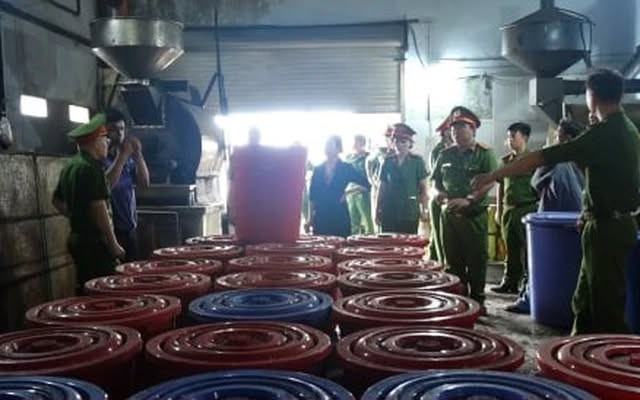 Các thùng chứa chất phụ gia phục vụ việc chế biến cà phê - Ảnh VTV 1-1763.jpg