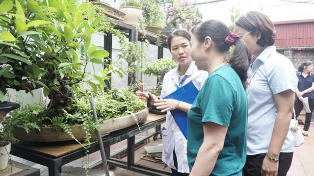 Cán bộ y tế đang tuyên truyền hướng dẫn người dân diệt bọ gậy/loăng quăng ngay để không cho muỗi gây bệnh sốt xuất huyết vào đẻ trứng. Ảnh CAND Cán bộ y tế đang tuyên truyền hướng dẫn người dân diệt bọ gậy/loăng quăng ngay để không cho muỗi gây bệnh sốt xuất huyết vào đẻ trứng. Ảnh CAND