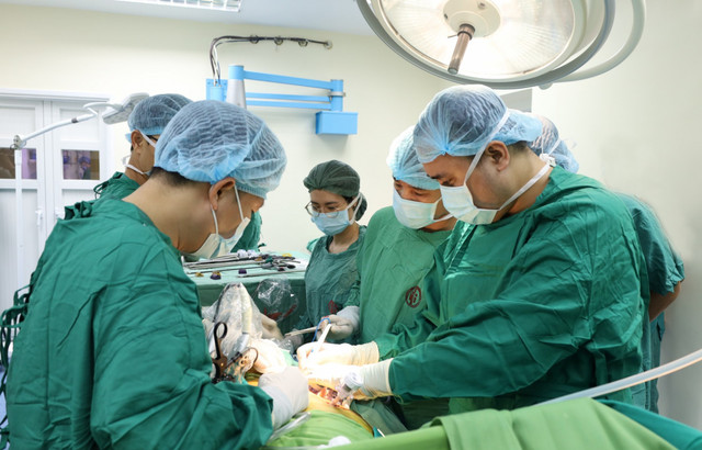 Các bác sĩ ghép thận cho nam thanh niên. Ảnh Bệnh viện Các bác sĩ ghép thận cho nam thanh niên. Ảnh Bệnh viện
