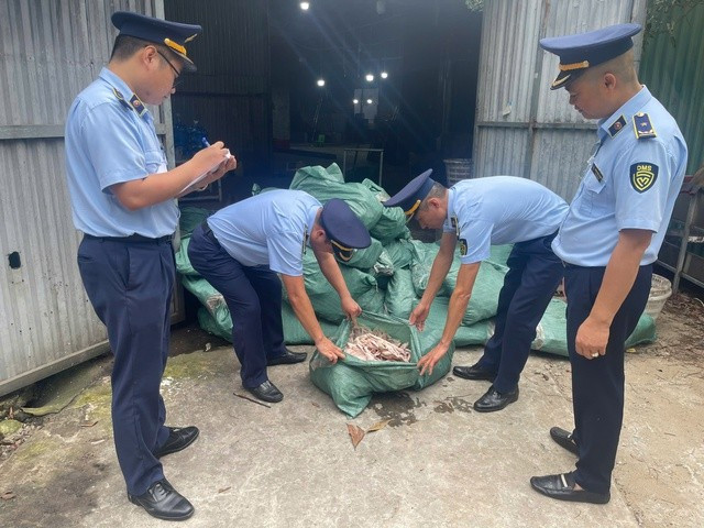 Số chân gà chưa sơ chế gồm 1.720 kg. Số chân gà chưa sơ chế gồm 1.720 kg.