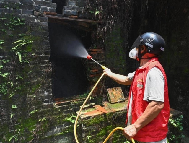 Phun thuốc diệt côn trùng để diệt muỗi tại một ngôi làng ở thành phố Phật Sơn, tỉnh Quảng Đông, Trung Quốc ngày 25/7. Ảnh: Tân Hoa xã Phun thuốc diệt côn trùng để diệt muỗi tại một ngôi làng ở thành phố Phật Sơn, tỉnh Quảng Đông, Trung Quốc ngày 25/7. Ảnh: Tân Hoa xã