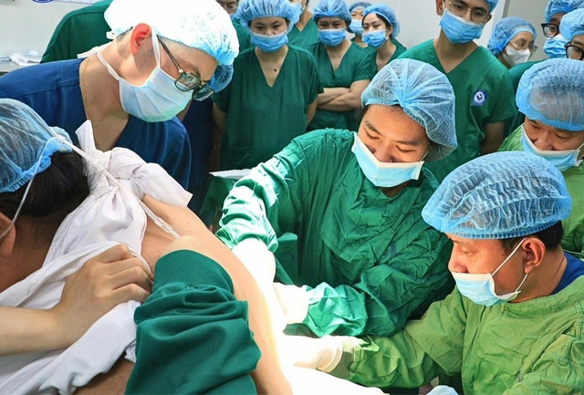 Các bác sĩ thực hiện gây tê vùng nhưng kim gây tê hiện có gần như không đủ chiều dài, nguy cơ thất bại cao dù có hỗ trợ siêu âm. Ảnh: BVCC. Các bác sĩ thực hiện gây tê vùng nhưng kim gây tê hiện có gần như không đủ chiều dài, nguy cơ thất bại cao dù có hỗ trợ siêu âm. Ảnh: BVCC.