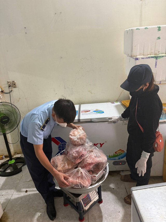 Thành viên Đoàn kiểm tra của Đội Quản lý Thị trường số 5 thực hiện các biện pháp nghiệp vụ tại cơ sở (Ảnh Chi cục QLTT tỉnh Đắk Lắk) Thành viên Đoàn kiểm tra của Đội Quản lý Thị trường số 5 thực hiện các biện pháp nghiệp vụ tại cơ sở (Ảnh Chi cục QLTT tỉnh Đắk Lắk)