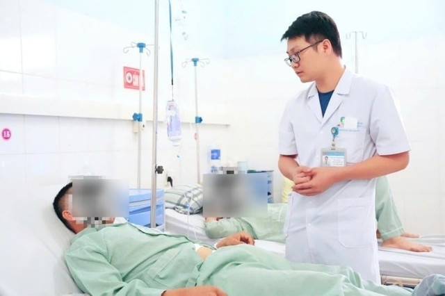 Bác sĩ Nguyễn Văn Quyết, khoa ngoại Tổng hợp khám lại cho bệnh nhân sau phẫu thuật (Ảnh VTV). Bác sĩ Nguyễn Văn Quyết, khoa ngoại Tổng hợp khám lại cho bệnh nhân sau phẫu thuật (Ảnh VTV).