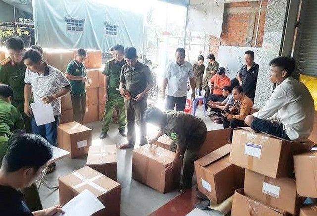 Lực lượng chức năng kiểm tra phát hiện 8 tấn sữa, thực phẩm chức năng không có rõ nguồn gốc, hóa đơn. (Ảnh: CA cung cấp). Lực lượng chức năng kiểm tra phát hiện 8 tấn sữa, thực phẩm chức năng không có rõ nguồn gốc, hóa đơn. (Ảnh: CA cung cấp).
