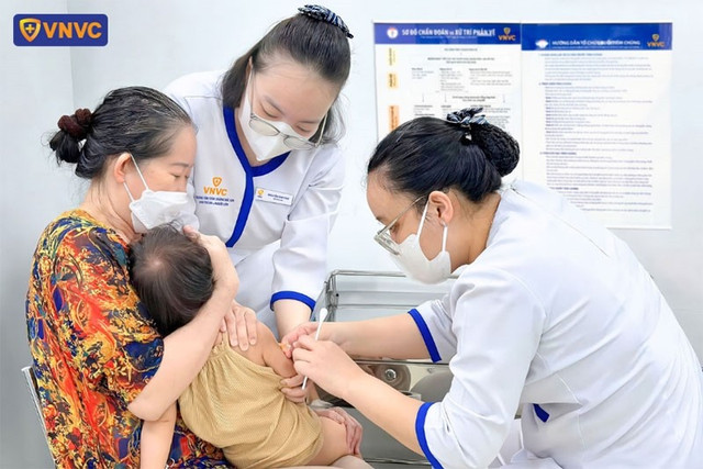 Tiêm phòng là biện pháp tốt nhất để phòng bệnh cho trẻ. Ảnh: Phong Lan Tiêm phòng là biện pháp tốt nhất để phòng bệnh cho trẻ. Ảnh: Phong Lan