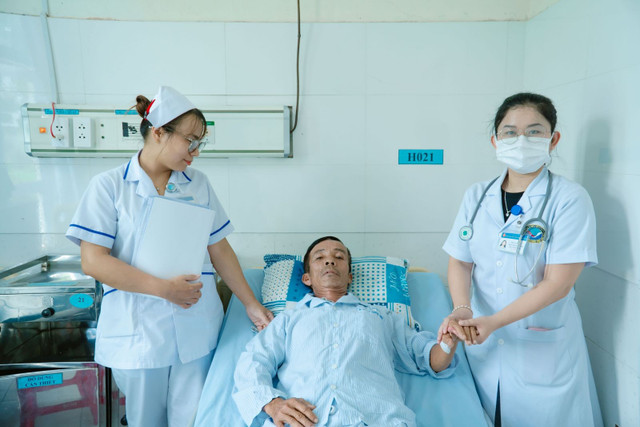 Người bệnh P.L. (58 tuổi, trú xã Tam Anh, TP Đà Nẵng) tụt huyết áp, khó thở sau khi bị kiến ba khoang cắn khắp người đã được cứu sống thành công/Ảnh bvtwqn.vn Người bệnh P.L. (58 tuổi, trú xã Tam Anh, TP Đà Nẵng) tụt huyết áp, khó thở sau khi bị kiến ba khoang cắn khắp người đã được cứu sống thành công/Ảnh bvtwqn.vn