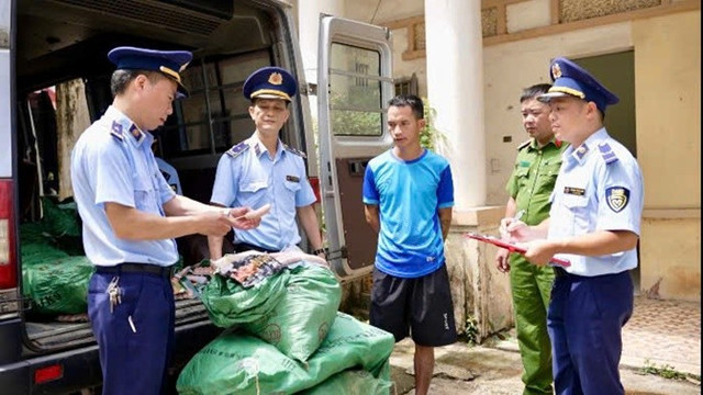 Lực lượng chức năng kiểm tra hàng trên ô tô/ Ảnh Chi cục QLTT Lạng Sơn 11.jpg
